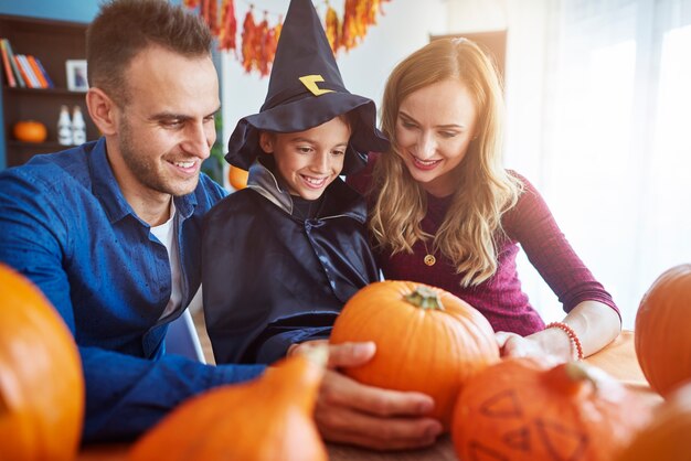 Cerca de la familia joven y feliz pasar tiempo juntos