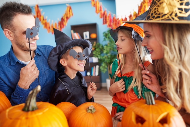 Cerca de la familia joven y feliz pasar tiempo juntos