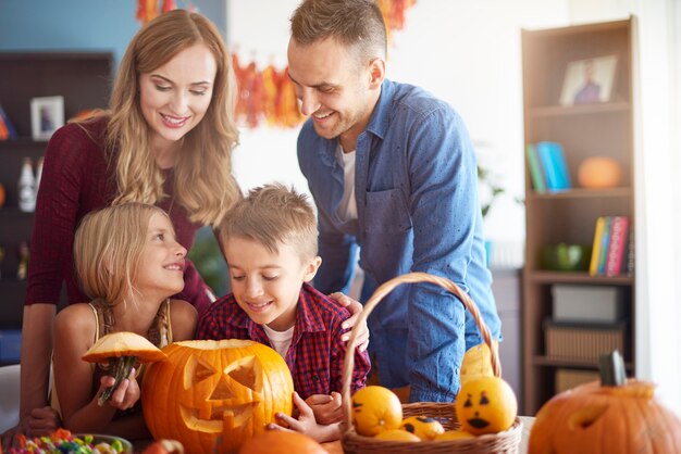 Cerca de la familia joven y feliz pasar tiempo juntos