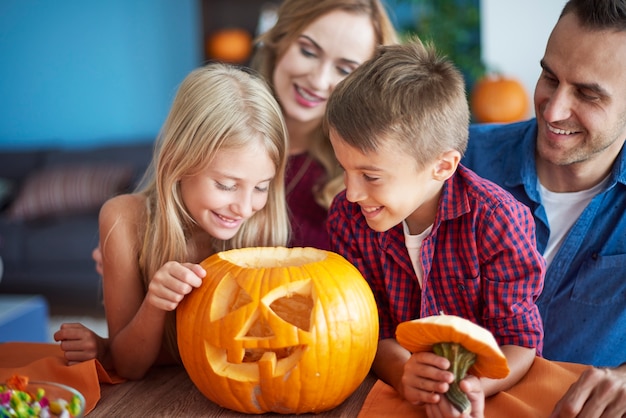 Cerca de la familia joven y feliz pasar tiempo juntos