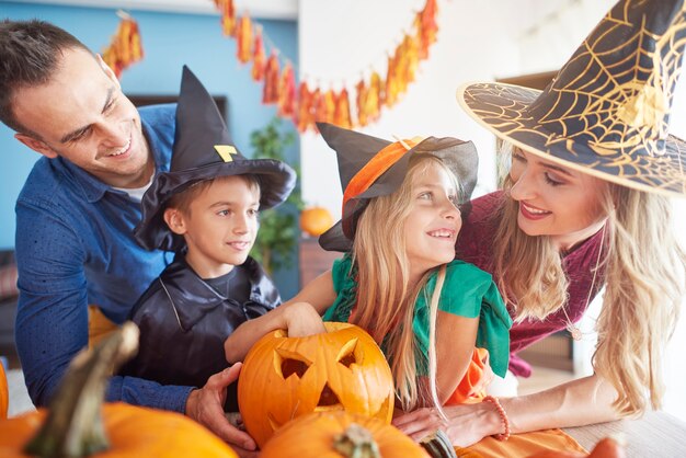 Cerca de la familia joven y feliz pasar tiempo juntos