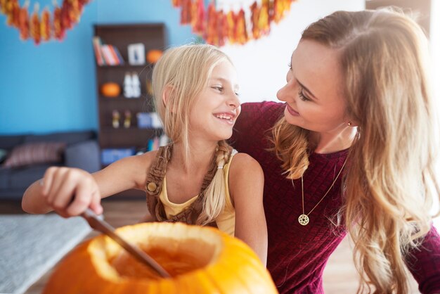 Cerca de la familia joven y feliz pasar tiempo juntos