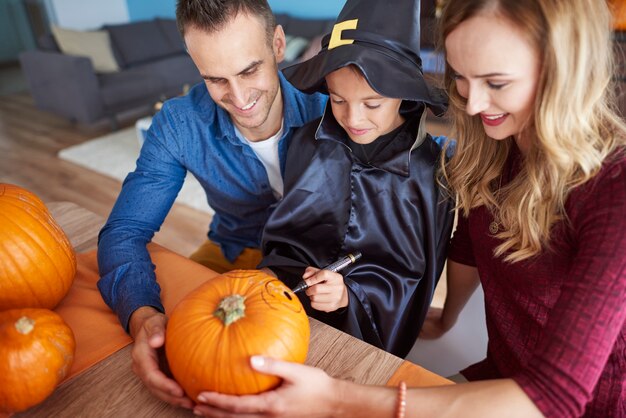 Cerca de la familia joven y feliz pasar tiempo juntos