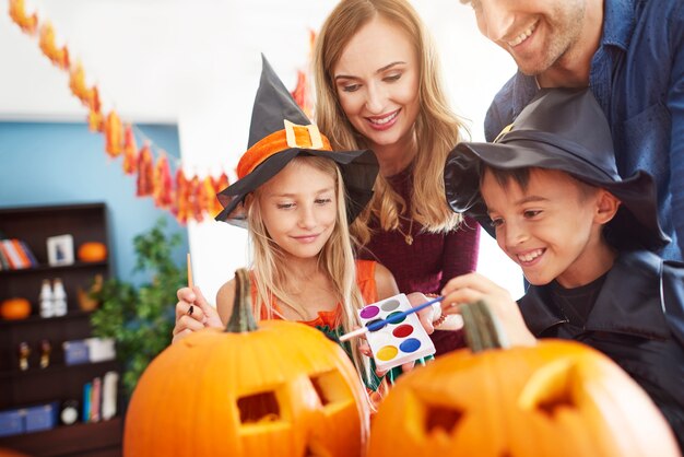 Cerca de la familia joven y feliz pasar tiempo juntos