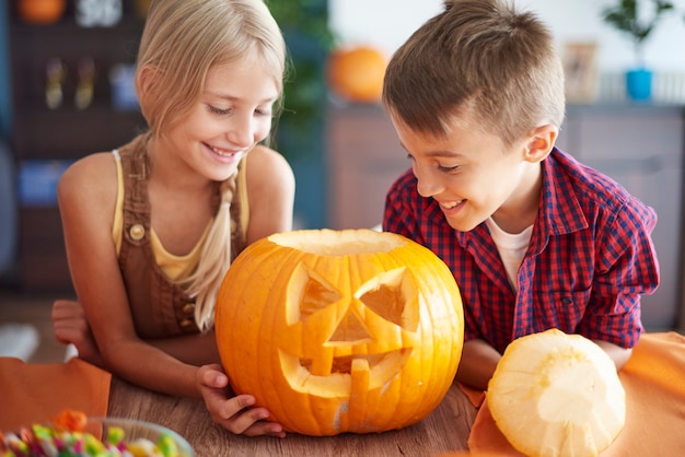 Cerca de la familia joven y feliz pasar tiempo juntos