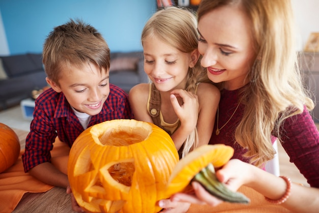 Cerca de la familia joven y feliz pasar tiempo juntos