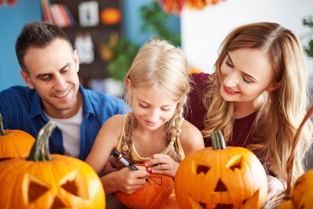 Cerca de la familia joven y feliz pasar tiempo juntos