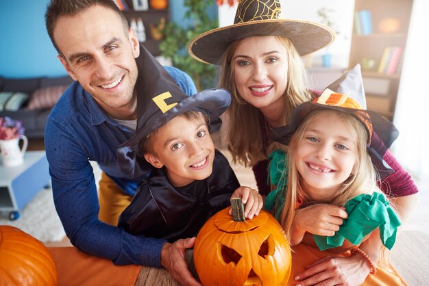 Cerca de la familia joven y feliz pasar tiempo juntos