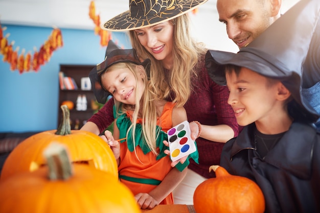 Cerca de la familia joven y feliz pasar tiempo juntos