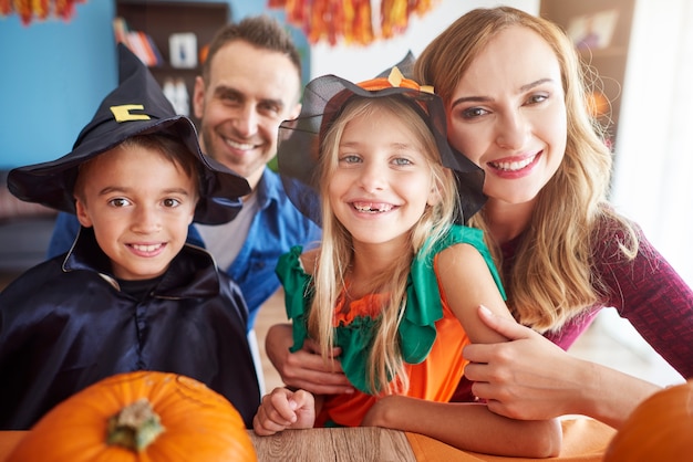 Cerca de la familia joven y feliz pasar tiempo juntos