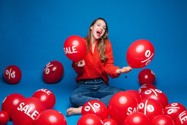 Cerca de feliz joven en chaqueta de punto y jeans