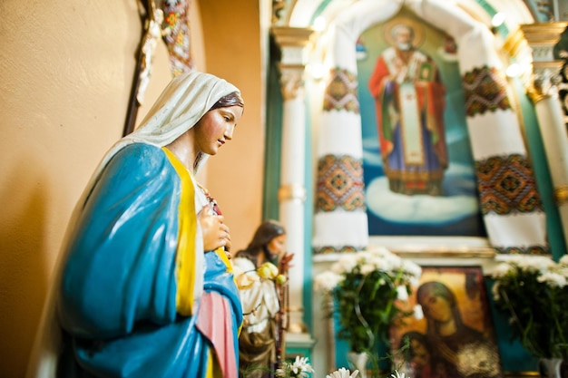 Cerca de la figura de yeso de Jesucristo y Santa María en la iglesia