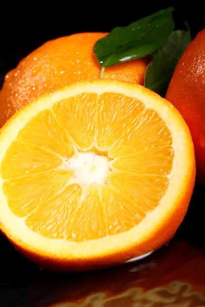 Cerca de fruta fresca de naranja