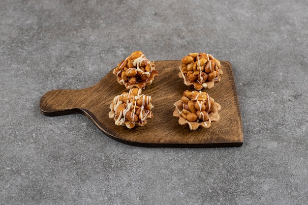 Foto gratuita cerca de galletas caseras frescas sobre tabla para cortar madera