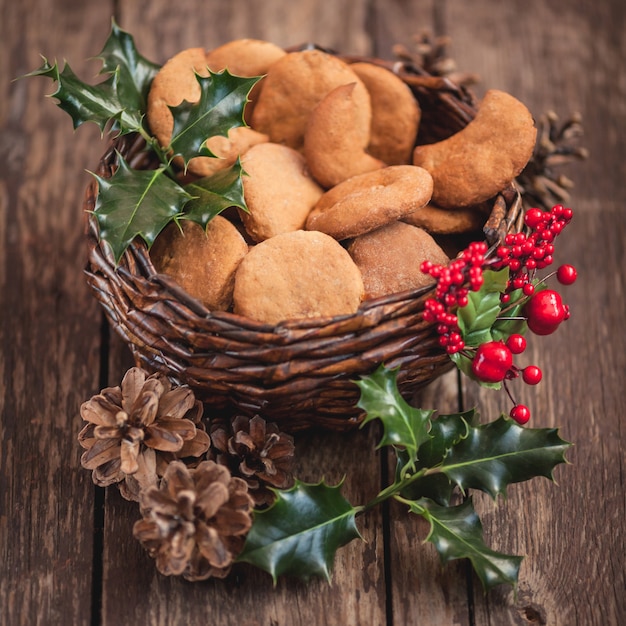 Cerca de galletas de Navidad en la cesta