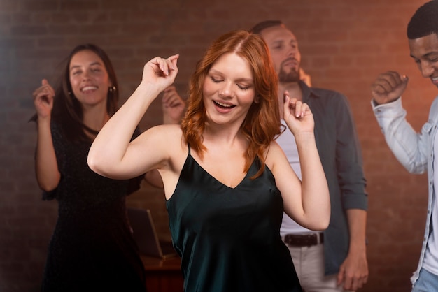 Cerca de gente bailando en el club