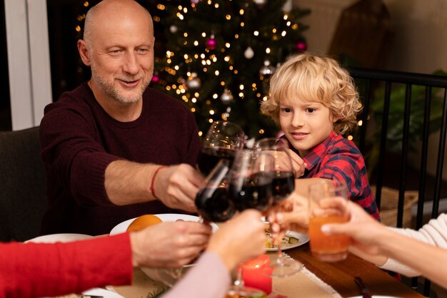 Cerca de gente disfrutando de la cena de Navidad