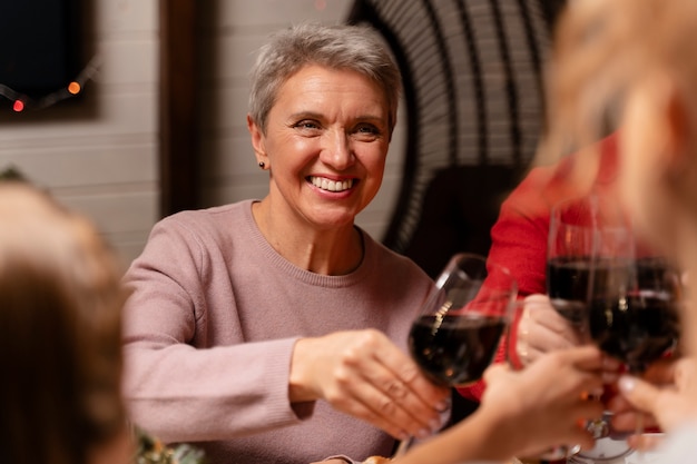 Foto gratuita cerca de gente disfrutando de la cena de navidad