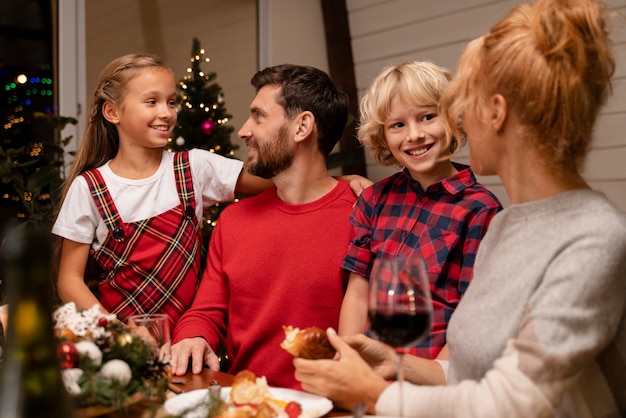 Cerca de gente disfrutando de la cena de Navidad