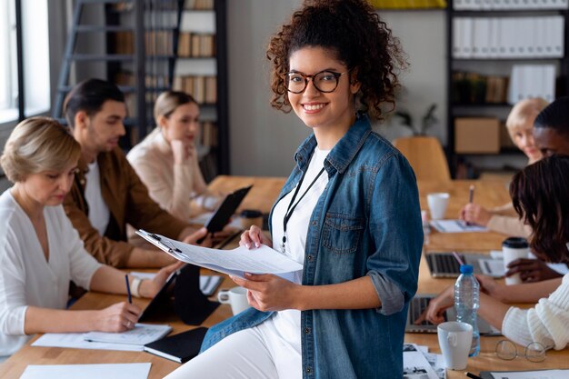 Cerca de gente de negocios en la sala de conferencias