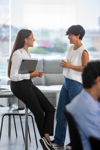 Cerca de gente de negocios en el trabajo