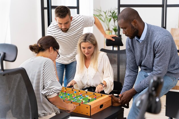 De cerca a la gente que se divierte jugando al fútbol de mesa