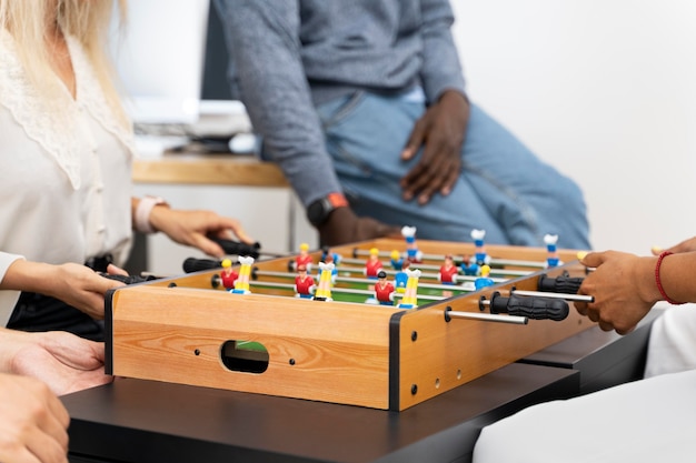 Foto gratuita de cerca a la gente que se divierte jugando al fútbol de mesa