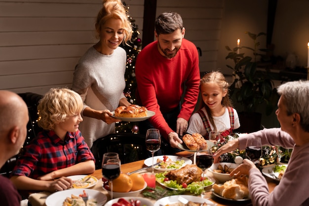 De cerca a la gente que prepara la cena de Navidad