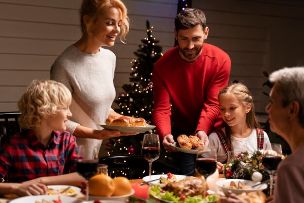 De cerca a la gente que prepara la cena de Navidad