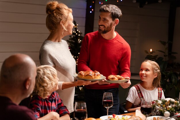 De cerca a la gente que prepara la cena de Navidad