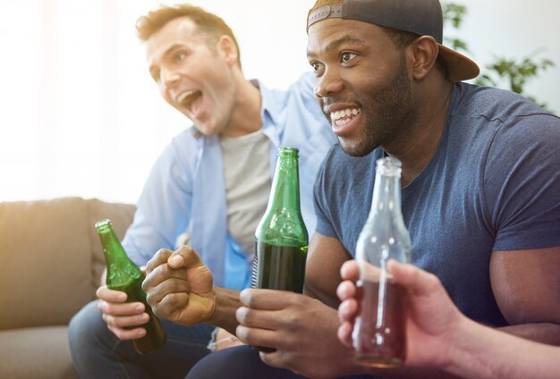 De cerca a la gente viendo un partido esperando el gol