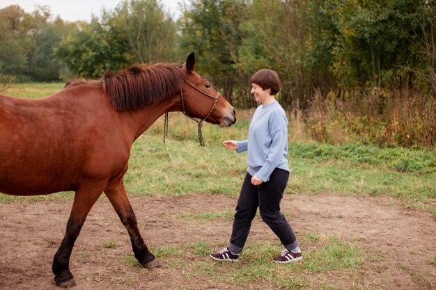 Cerca de granjero con hermoso caballo