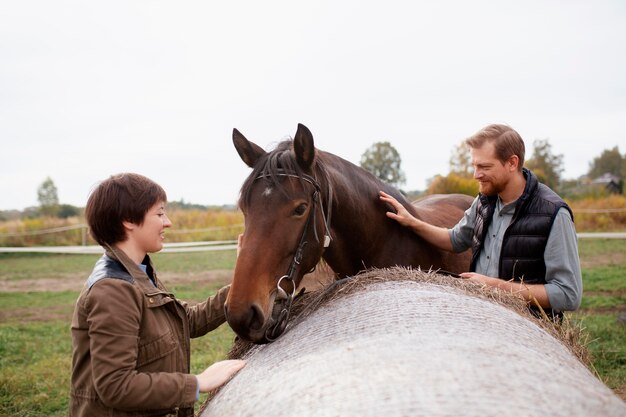 Cerca de granjero con hermoso caballo