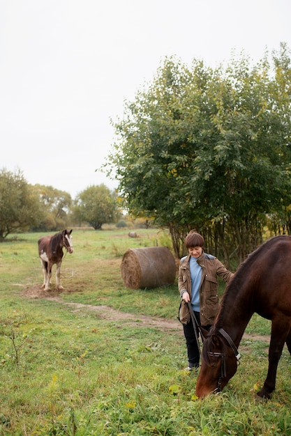 Cerca de granjero con hermoso caballo