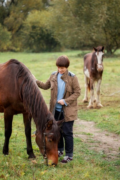 Cerca de granjero con hermoso caballo