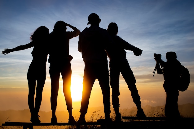 Foto gratuita de cerca. un grupo de turistas se encuentra con el amanecer en el volcán batur. bali, indonesia