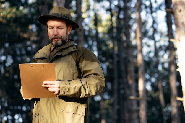 Foto gratuita cerca de guardaparques en el bosque