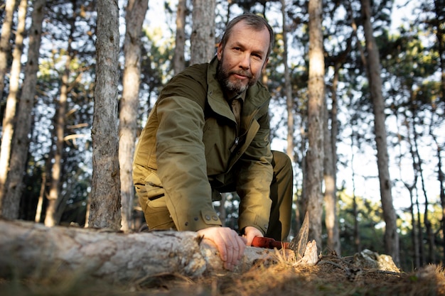 Cerca de guardaparques en el bosque