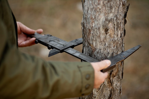 Cerca de guardaparques en el bosque