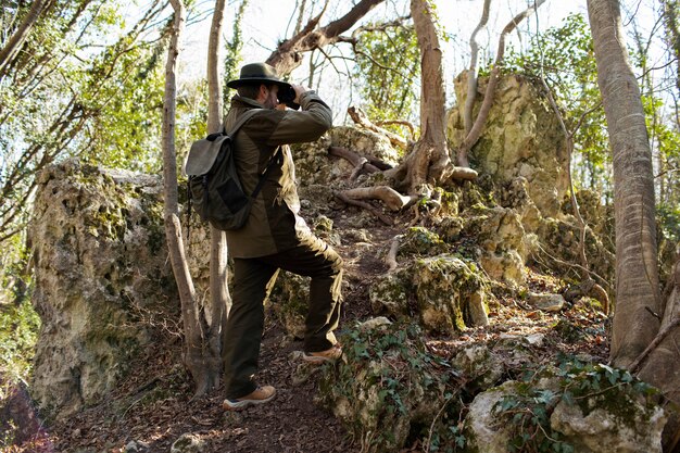 Cerca de guardaparques en el bosque