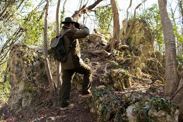 Cerca de guardaparques en el bosque