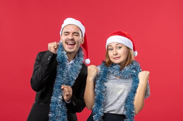 Cerca de la hermosa joven pareja vistiendo gorro de Papá Noel aislado