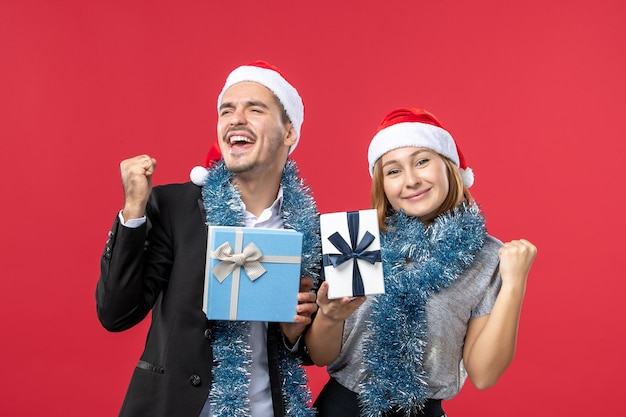 Cerca de la hermosa joven pareja vistiendo gorro de Papá Noel aislado