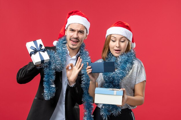 Foto gratuita cerca de la hermosa joven pareja vistiendo gorro de papá noel aislado