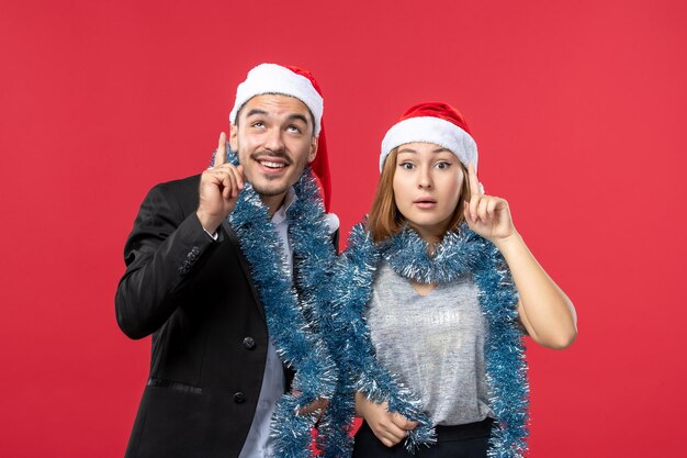 Cerca de la hermosa joven pareja vistiendo gorro de Papá Noel aislado