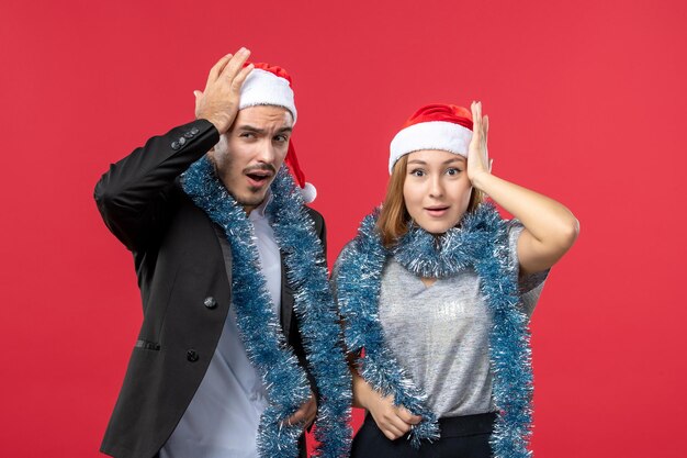 Foto gratuita cerca de la hermosa joven pareja vistiendo gorro de papá noel aislado