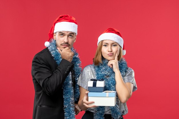 Cerca de la hermosa joven pareja vistiendo gorro de Papá Noel aislado