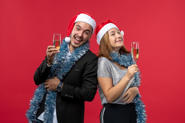 Cerca de la hermosa joven pareja vistiendo gorro de Papá Noel aislado