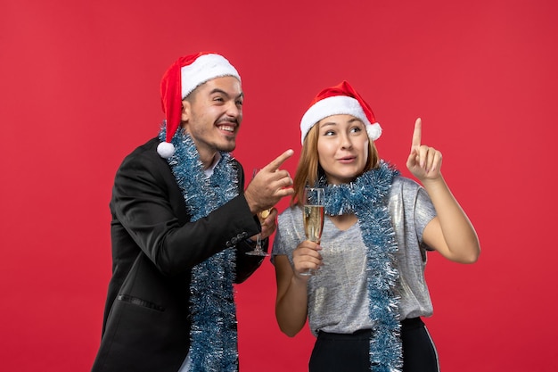 Cerca de la hermosa joven pareja vistiendo gorro de Papá Noel aislado