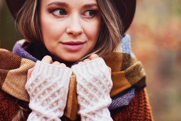 Foto gratuita cerca de la hermosa joven en ropa de abrigo